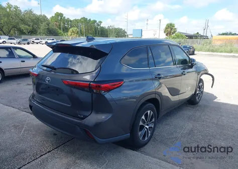 2022 Toyota Highlander Xle z USA, uszkodzony, nr VIN 5TDGZRAH2NS559325